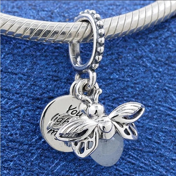 ❤️BEAUTIFUL FIREFLY DANGLE CHARM- BRAND NEW AND FITS ANY PANDORA BRACELET❤️ - Picture 1 of 5